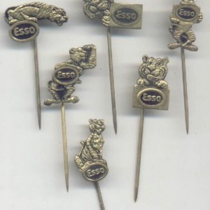 Esso Tiger dutch metal pin badges
